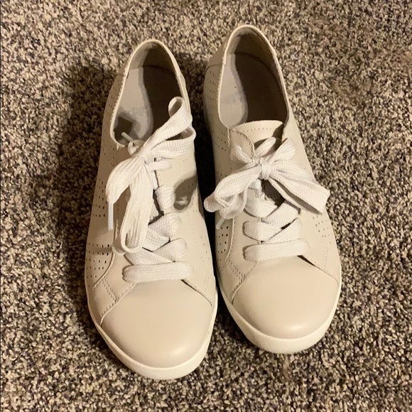 Dansko laser cut lace up walking shoe - Picture 2 of 6